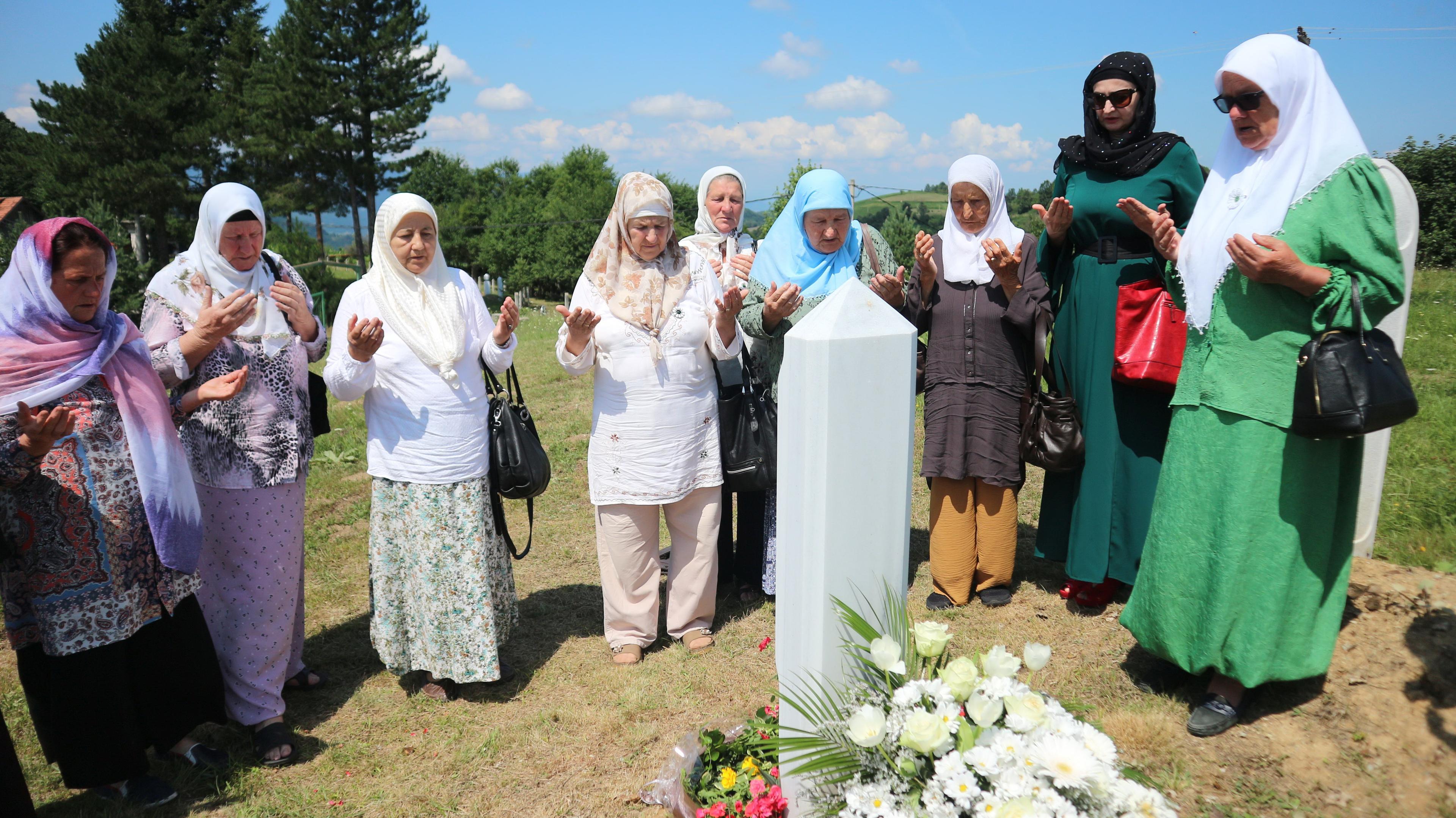 Udruženja "Srebreničke majke", predstavnici Medžlisa Islamske zajednice Srebrenica, danas su posjetili mezar u Bektićima kod Srebrenice - Avaz