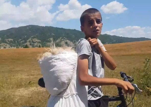 Dječak iz Crne Gore na leđima vuče 12 kilograma vune u vreći vezanoj kanapom