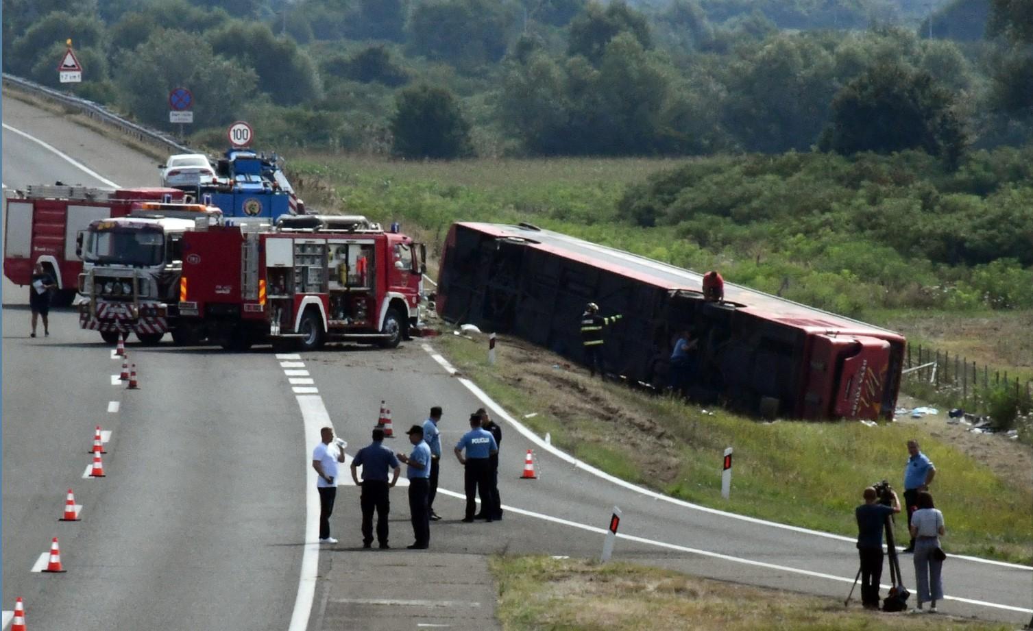Poginulo deset osoba u slijetanju autobusa - Avaz