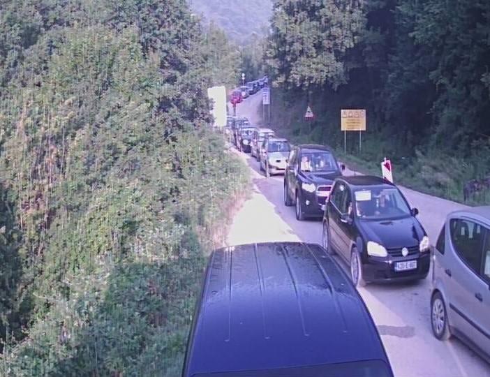 Kolona vozila jutros na GP Hum/Šćepan Polje na izlazu iz BiH - Avaz