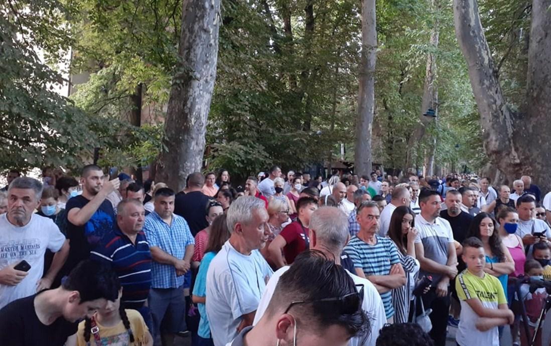 Kraj agonije sa Seferovićima: Porodica i prijatelji na mjestu gdje je ubijen Dženan Memić