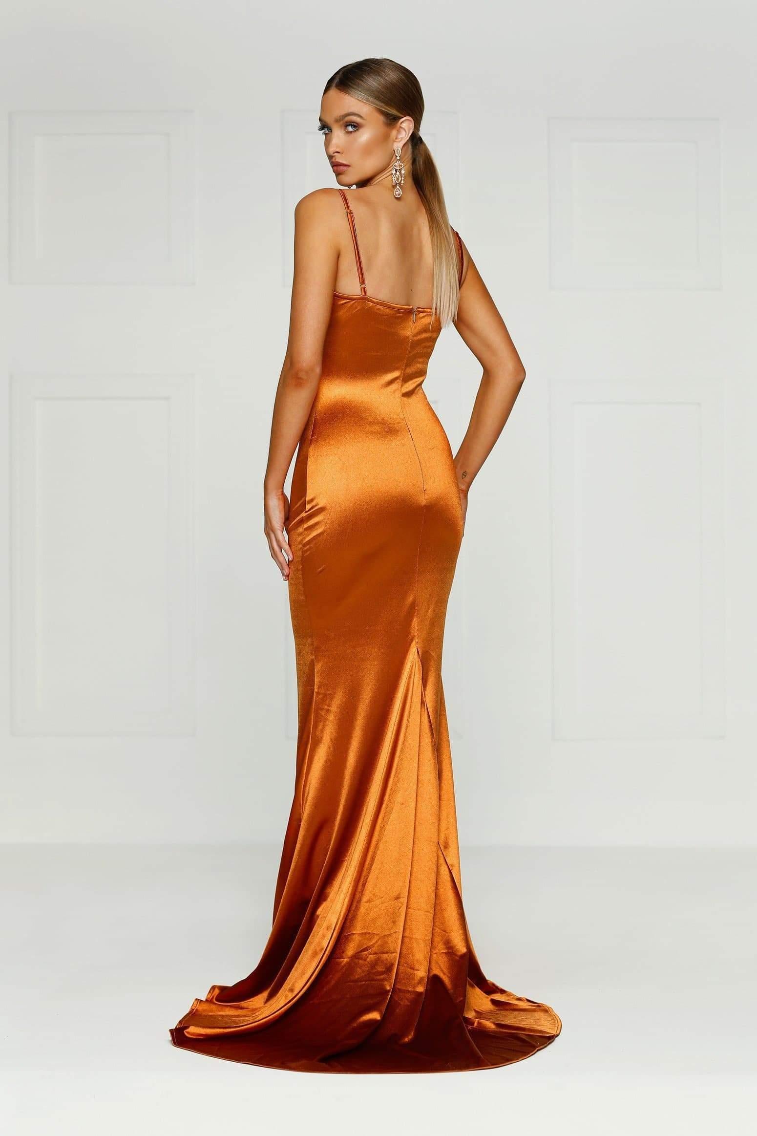 U varijanti od svile, narandžasta haljina djeluje super elegantno - Avaz