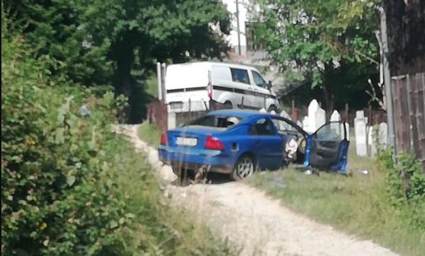 Policija zatekla vozilo u mezarju u Podvincima - Avaz