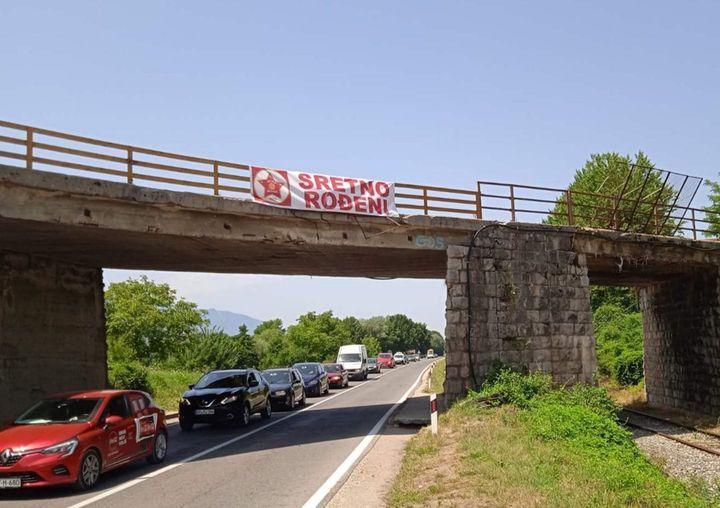 Grad Bihać poželio sreću Veležu uz transparent podrške