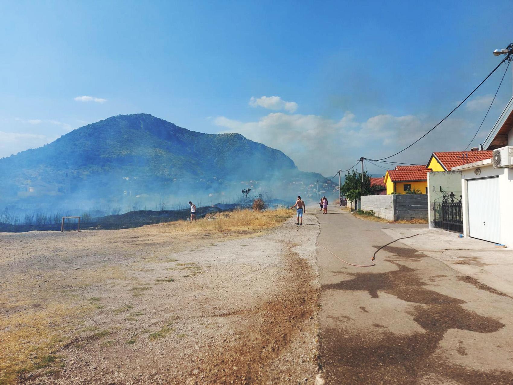 Vatrogascima pomagali mještani - Avaz