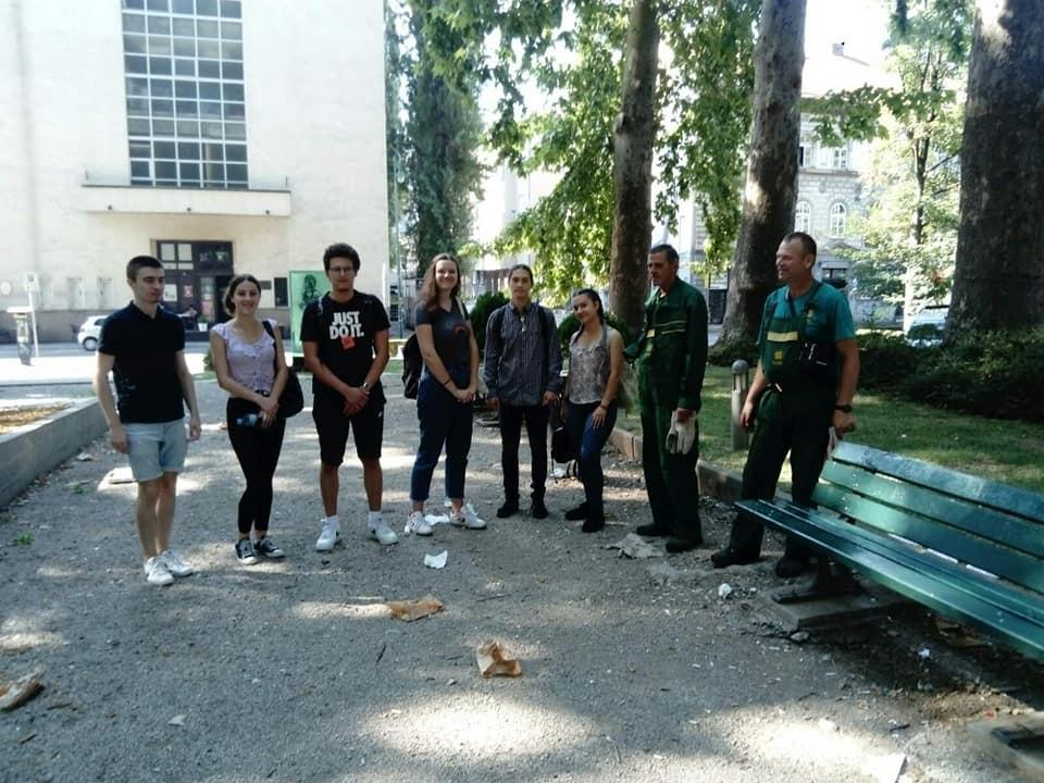 Mladi ambasadori BiH pomagali ekipi "Parka" u čišćenju otpada