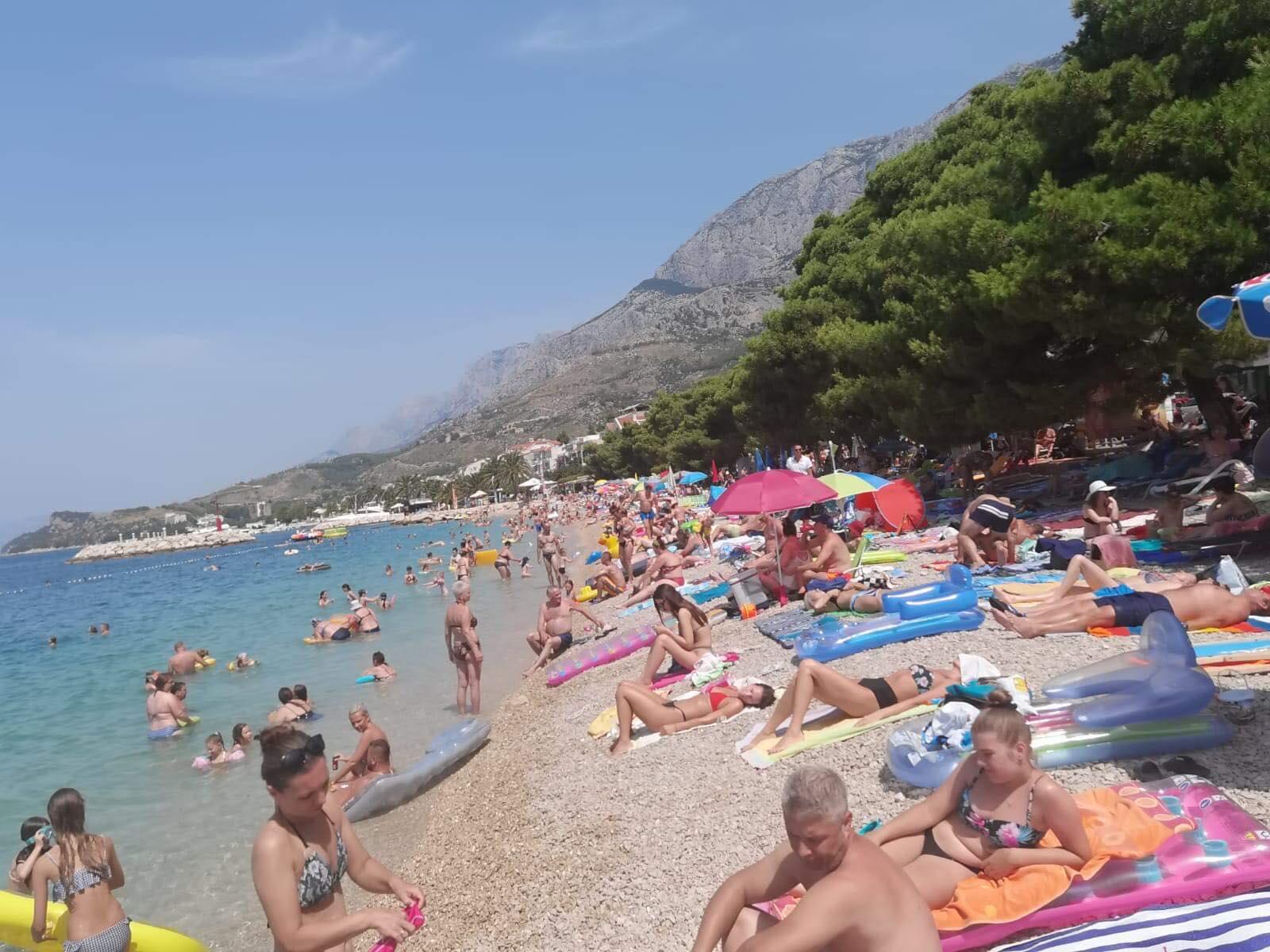 Turisti na plažama Makarske rivijere kao sardine, smještaja ni za lijeka