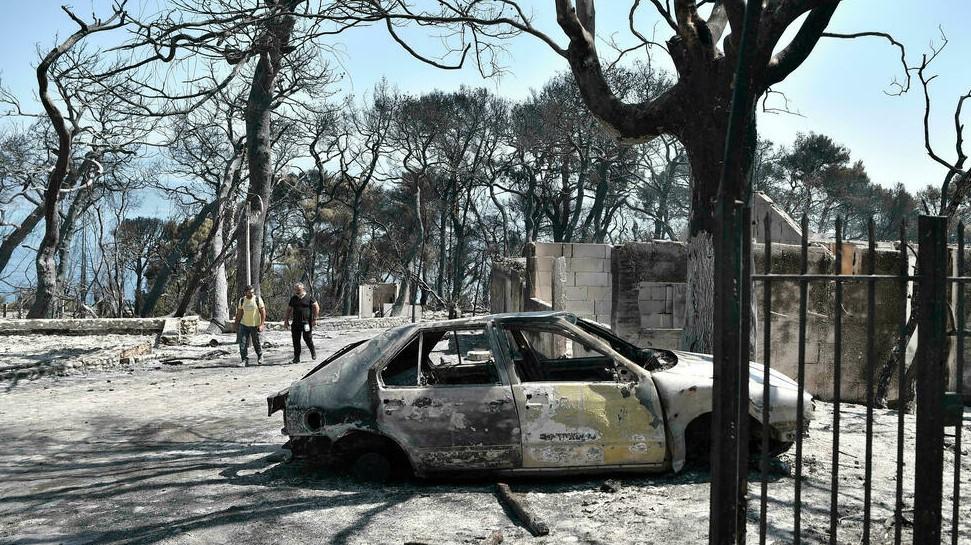 A car destroyed by flames east of Patras in the Peloponnese as Greece battles fires during a punishing heatwave - Avaz