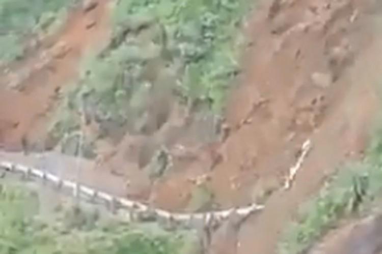 Dramatičan snimak iz Indije: Odronilo se brdo i u sekundi odnijelo cestu