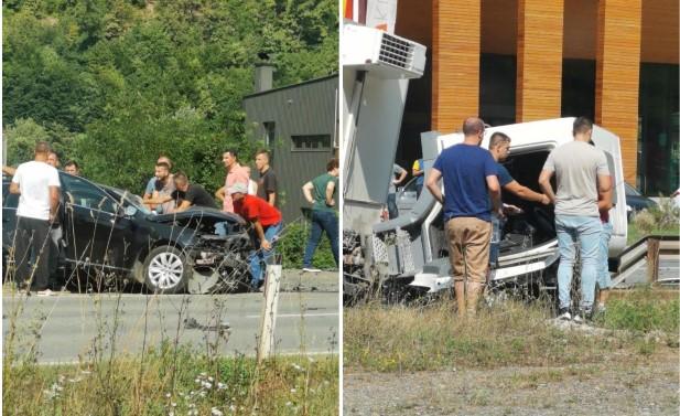 Teška saobraćajna nesreća u Donjoj Golubinji kod Žepča: Jedna osoba poginula u smrskanom Passatu