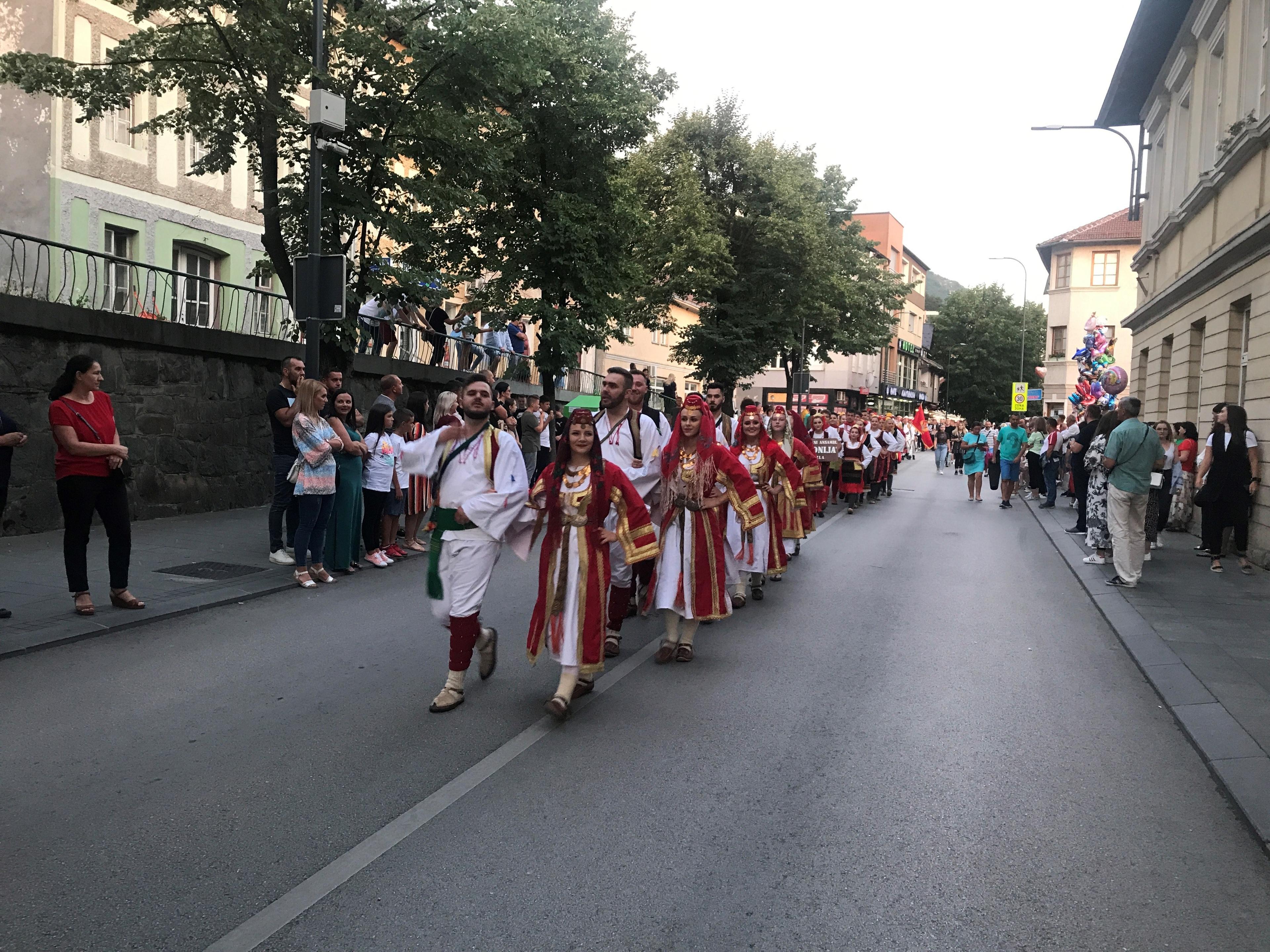 Upriličen svečani defile ulicama grada - Avaz