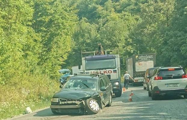 Nesreća na putu Bosanska Krupa - Bosanska Otoka: Od siline udara na vozilu otpao točak