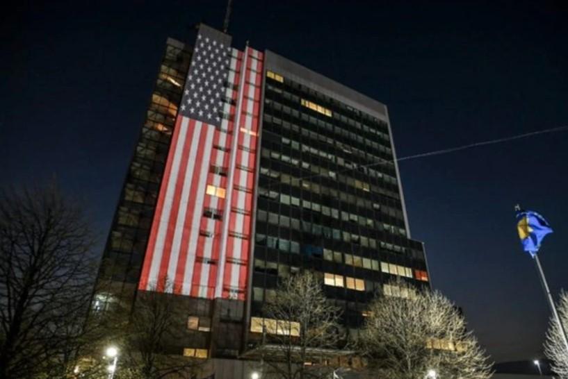 Zgrada Vlade Kosova u bojama zastave Sjedinjenih Američkih Država, aprila 2020. - Avaz