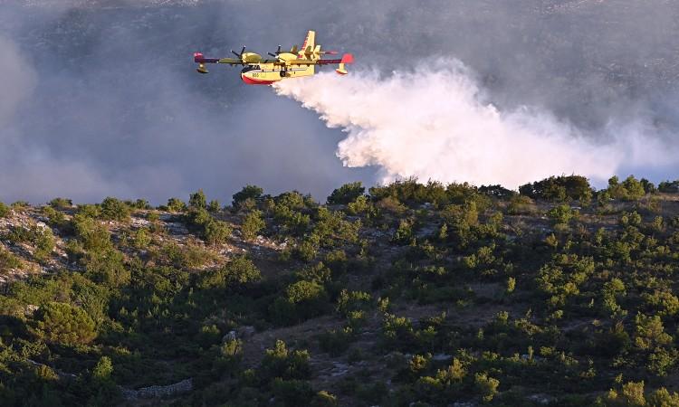 Hrvatski kanader gasio požar kod Mostara