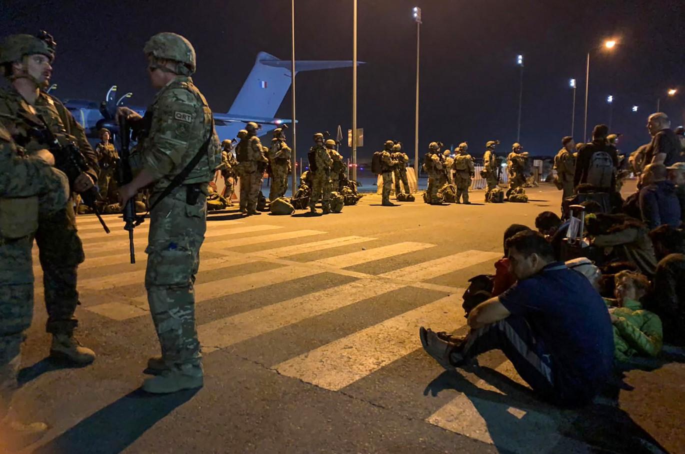 Vojnici čuvaju Aerodrom u Kabulu - Avaz