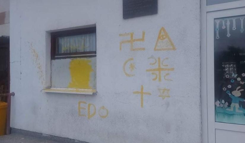 Sramotno: Pogledajte šta su vandali uradili sa zidom osnovne škole u Bihaću
