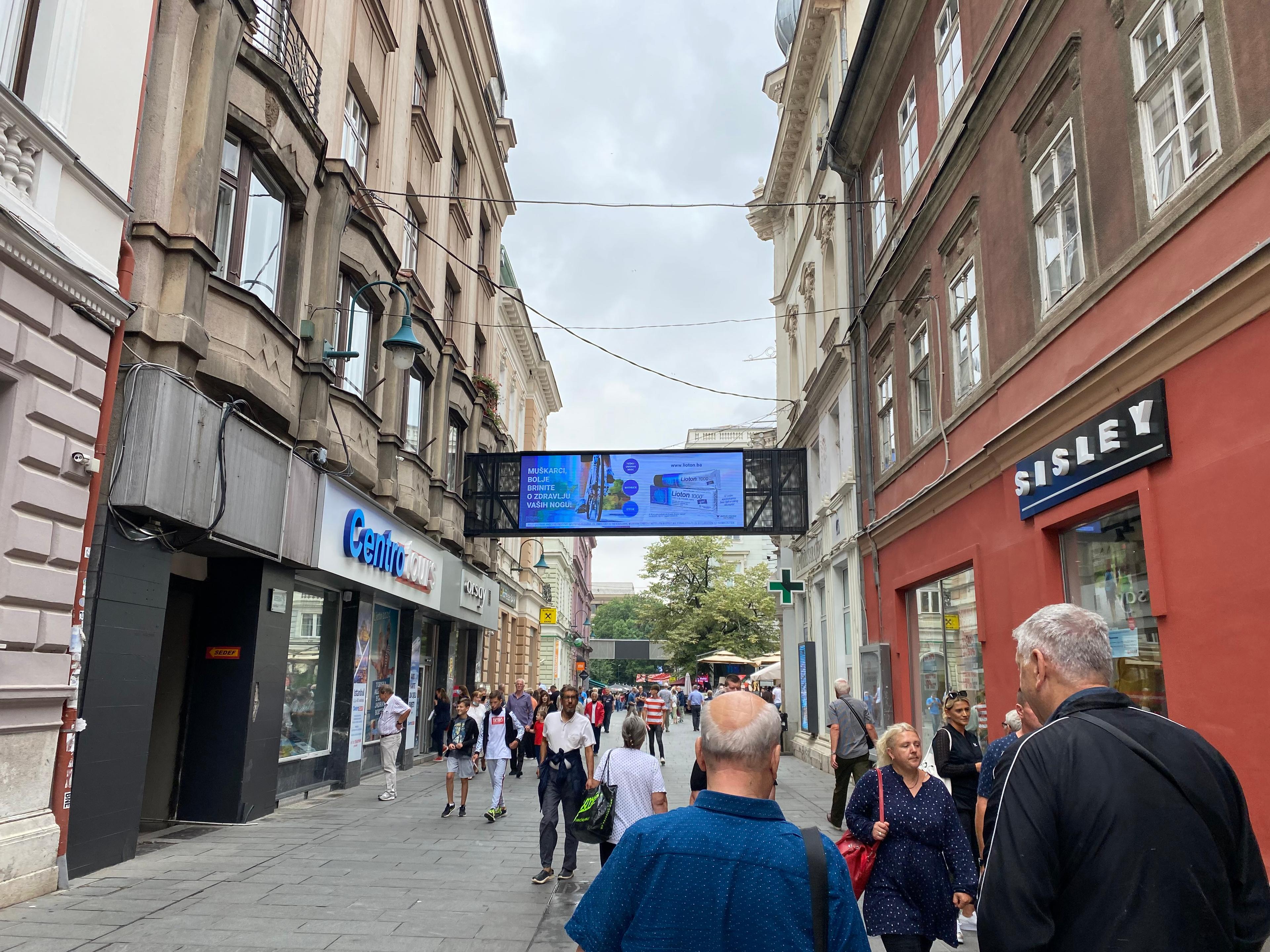 Građani iskoristili zahlađenje za šetnju centrom Sarajeva - Avaz