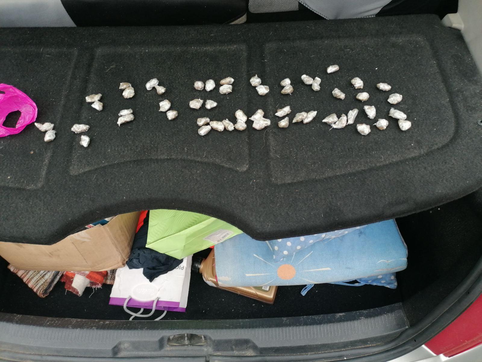 Paketići droge pronađeni u automobilu - Avaz