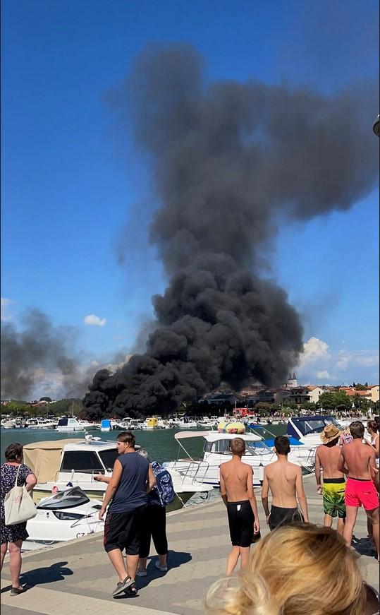 Haos u Medulinu: Zapaljeni gliser došao do rive, vatra se proširila na nekoliko brodica