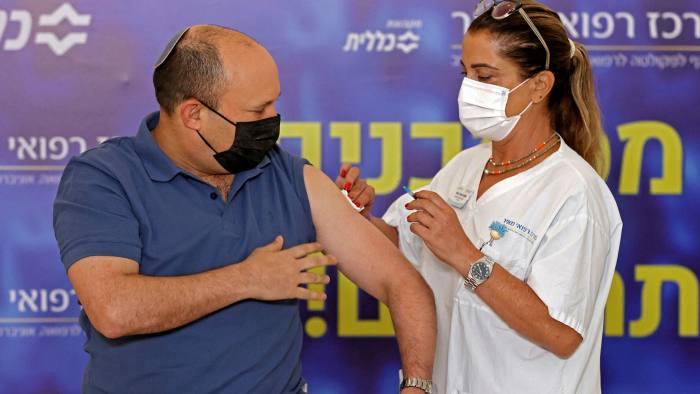 Izraelski premijer Naftali Benet prima vakcinu - Avaz