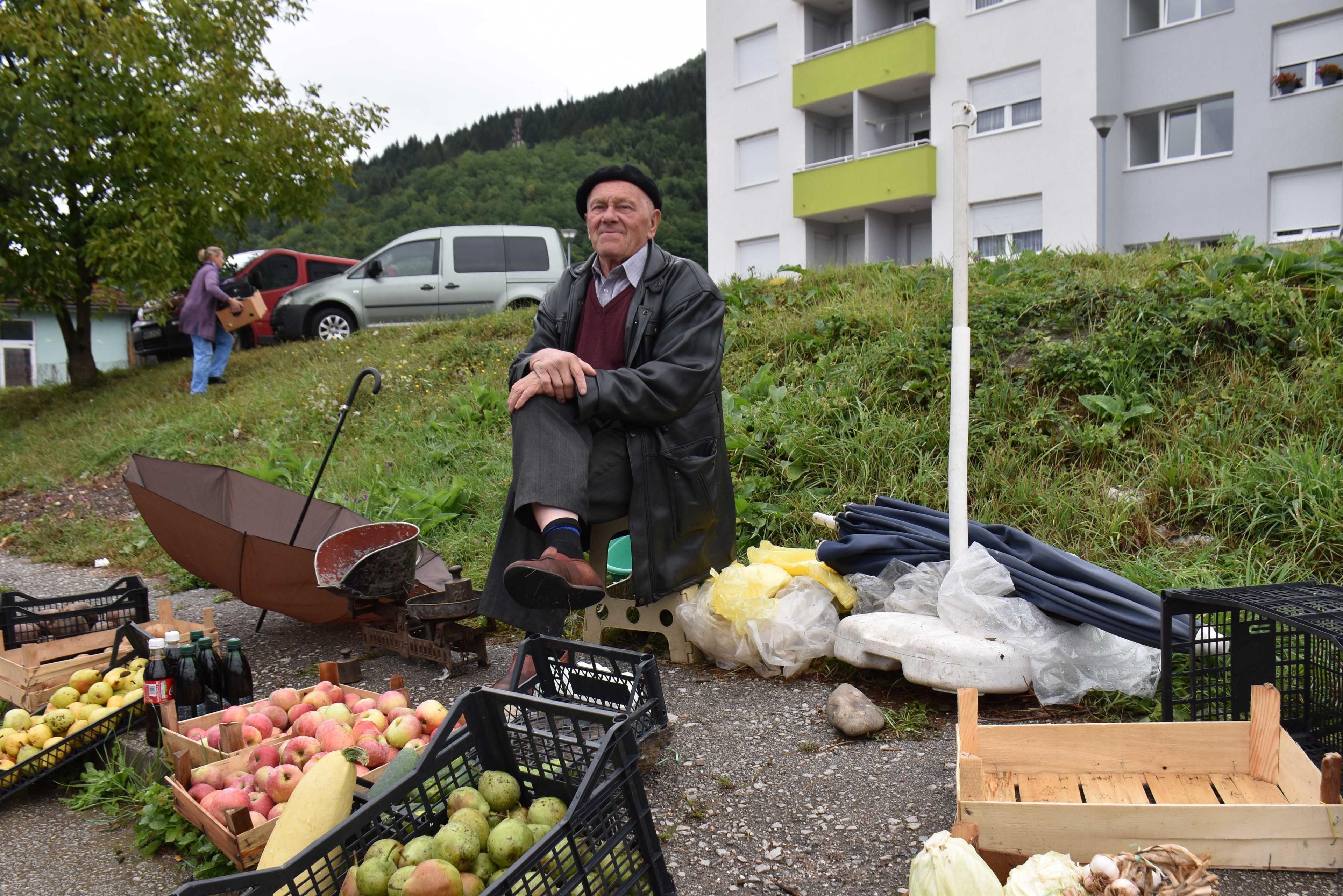 Redžo Halilović na pločniku pokušava prodati voće i povrće. - Avaz
