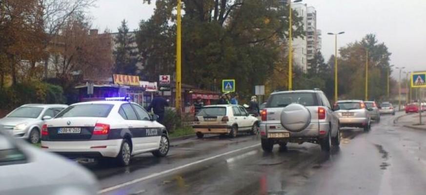 Zbog izvlačenja teretnog vozila obustavljen saobraćaj na cesti Ljubogošta-Sokolac