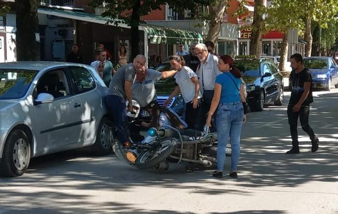Policajka pala sa službenog motocikla, građani joj pritekli u pomoć