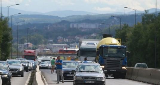 Lančani udes kod prijedorske petlje: Sudarili se dva kamiona i više automobila