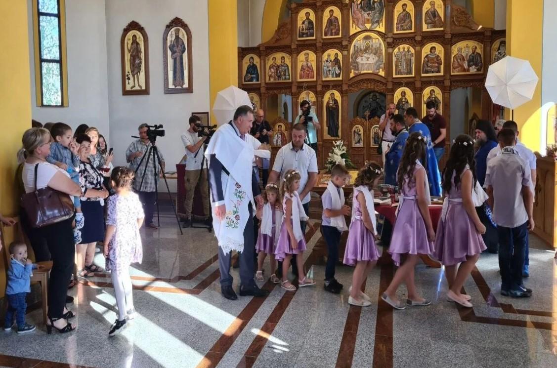 Djecu je u crkvi Svetog Vasilija Ostroškog krstio sveštenik Miloš Lasica - Avaz
