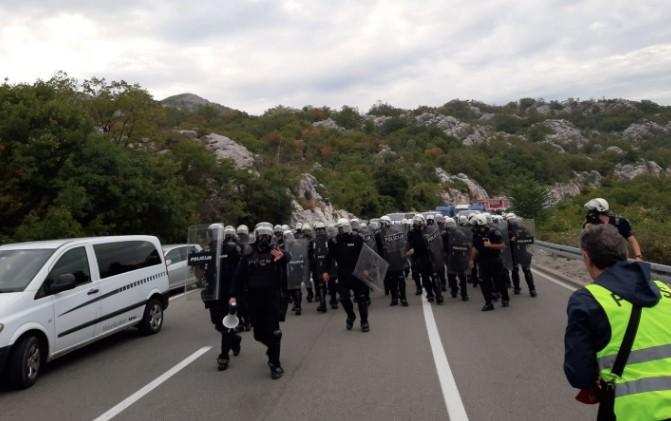 Policija krenula na barikade s građanima - Avaz