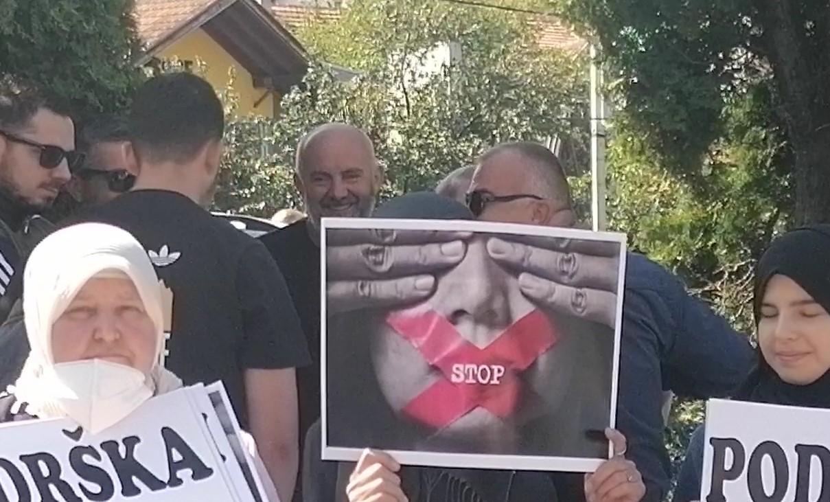 Adnan Lingo, organizator protesta, se sakrio iza žena - Avaz