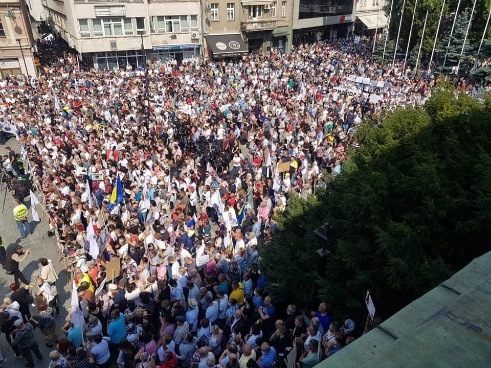 Hiljade ljudi na protestima u Sarajevu - Avaz