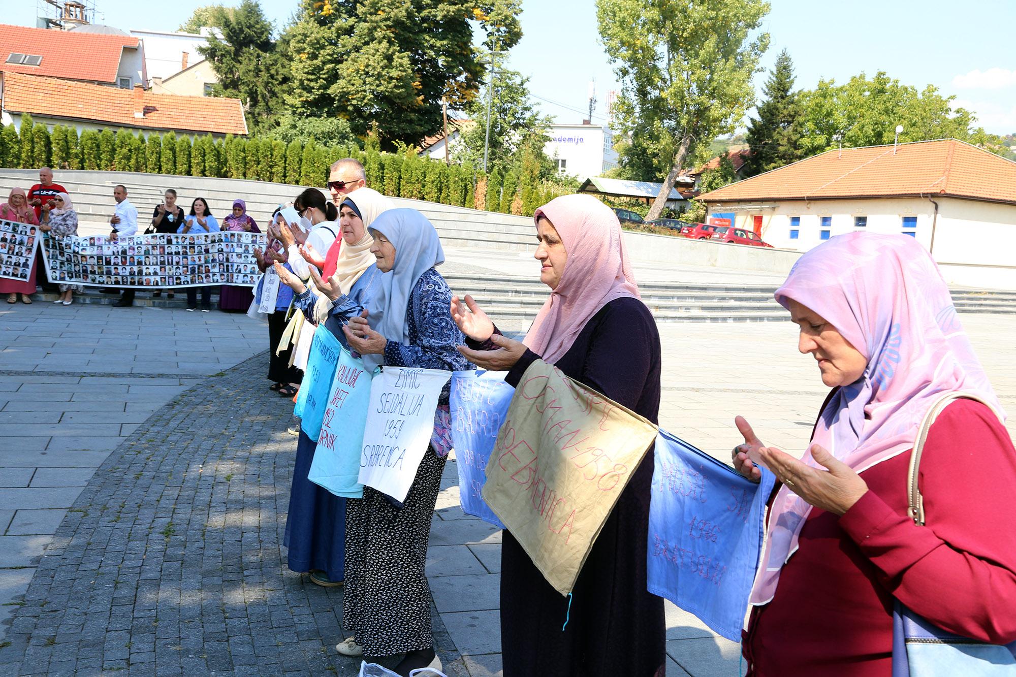 Majke Srebrenice okupile na Trgu slobode u Tuzli - Avaz