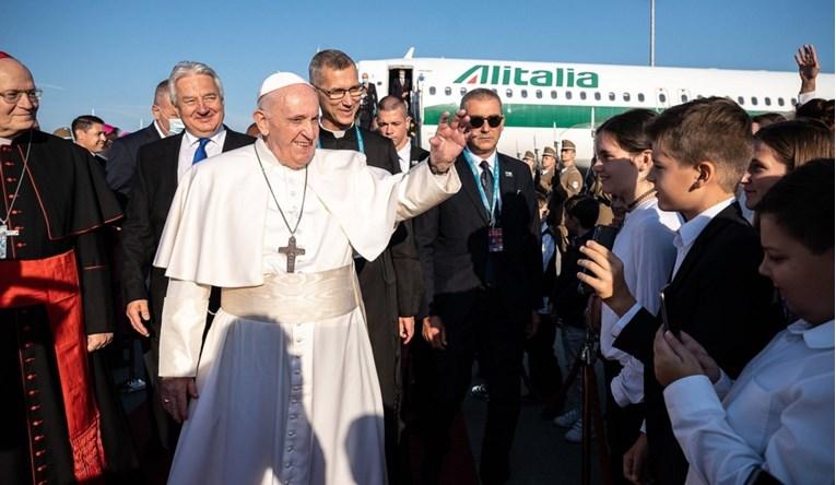 Papa dočekan na aerodromu - Avaz