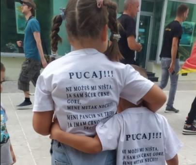 Mališani na Cetinju nose majice s jasnim porukama: Pucaj, ne možeš mi ništa, ja sam sin Crne Gore