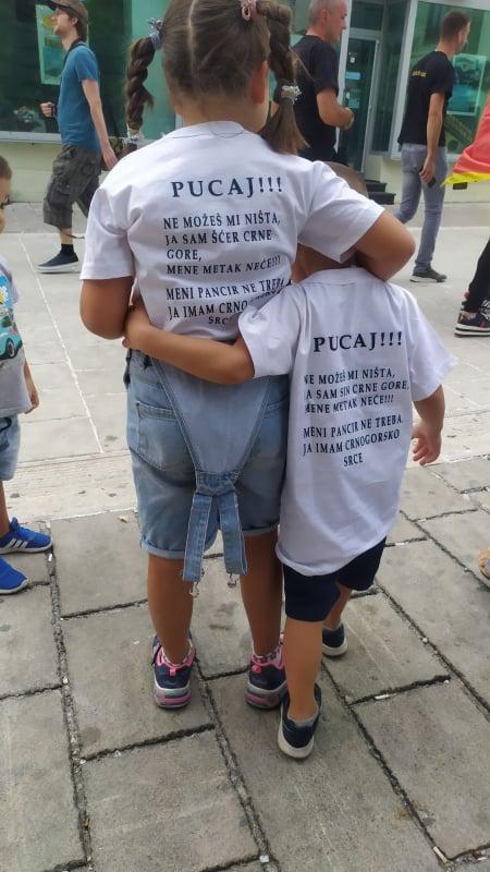 Mališani u majicama sa snažnom porukom - Avaz