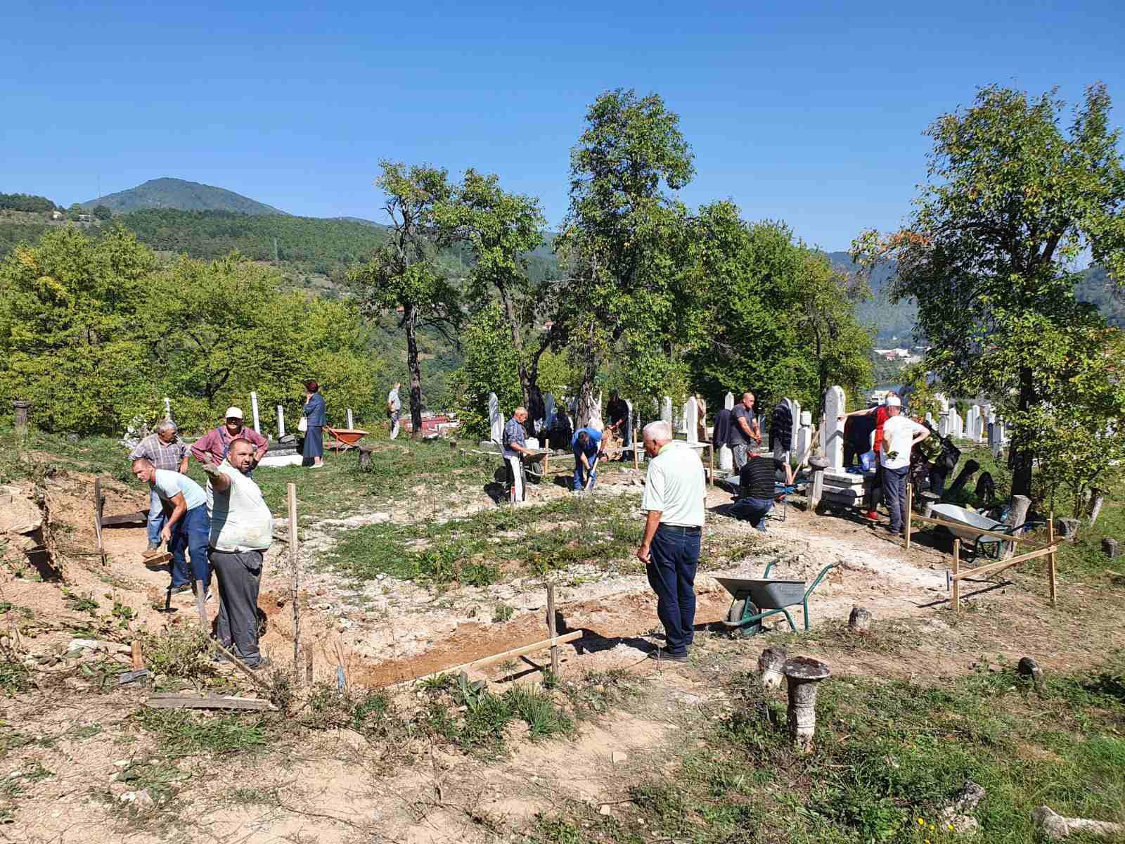 Akcija ručnog kopanja temelja i čišćenja turbeta osnivača tekije - Avaz