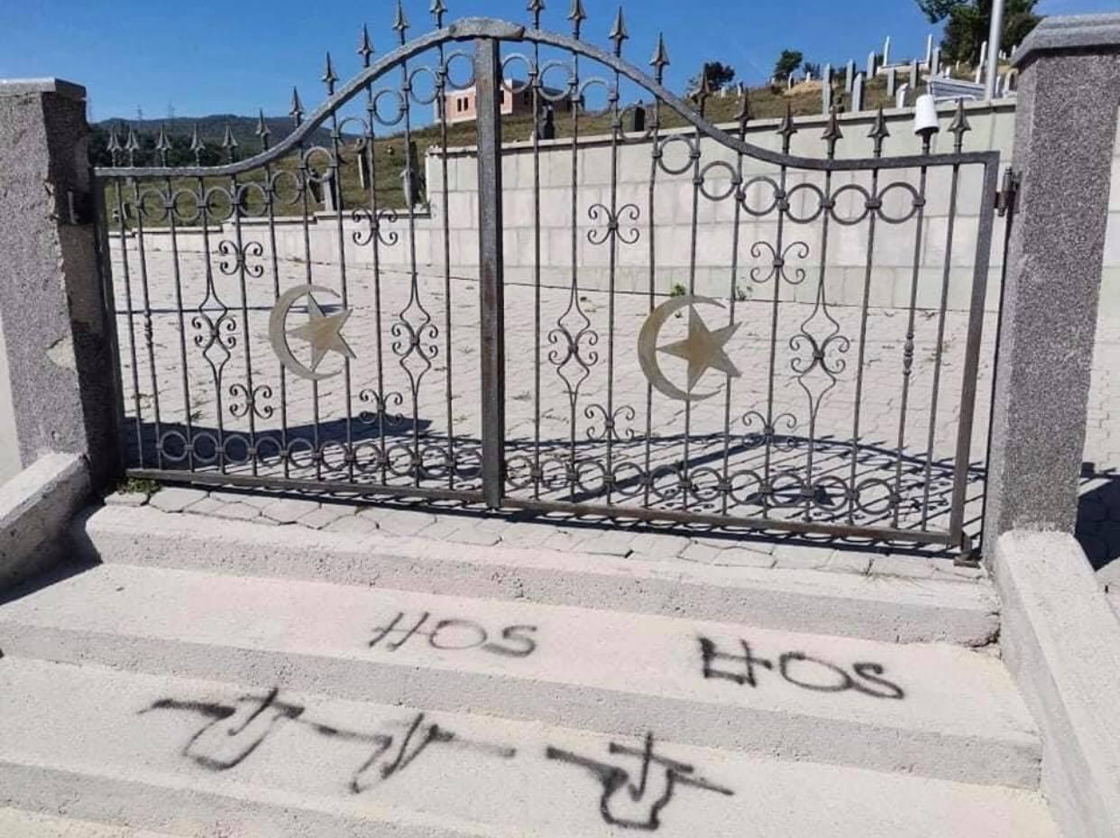 Vandalizam: Napisali "HOS" i nacrtali ustaški simbol ispred šehidskog mezarja u Prozor-Rami