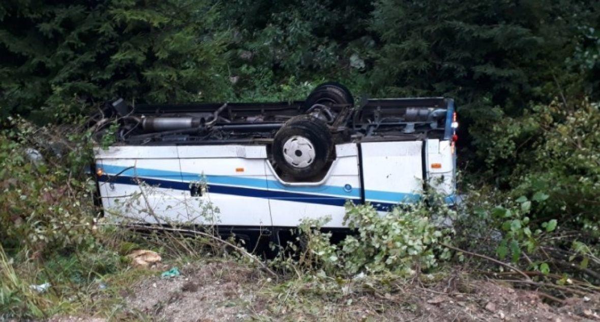 Teška nesreća kod Gornjeg Vakufa: Autobus sletio sa ceste, 16 osoba povrijeđeno