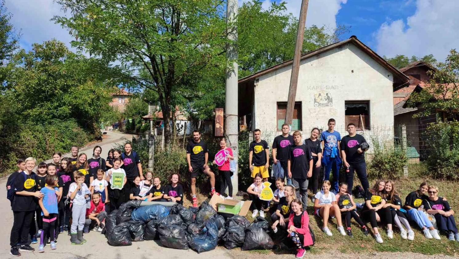 Četrdeset volontera od jutros na velikoj ekološkoj akciji, skupili više od 50 vreća smeća