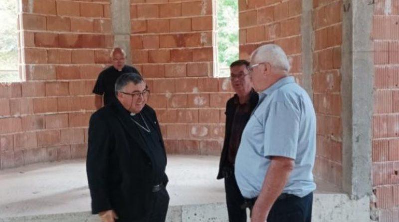 Kardinal Puljić posjetio novosagrađenu crkvu pokraj Bugojna i zahvalio se Huseinu Smajiću