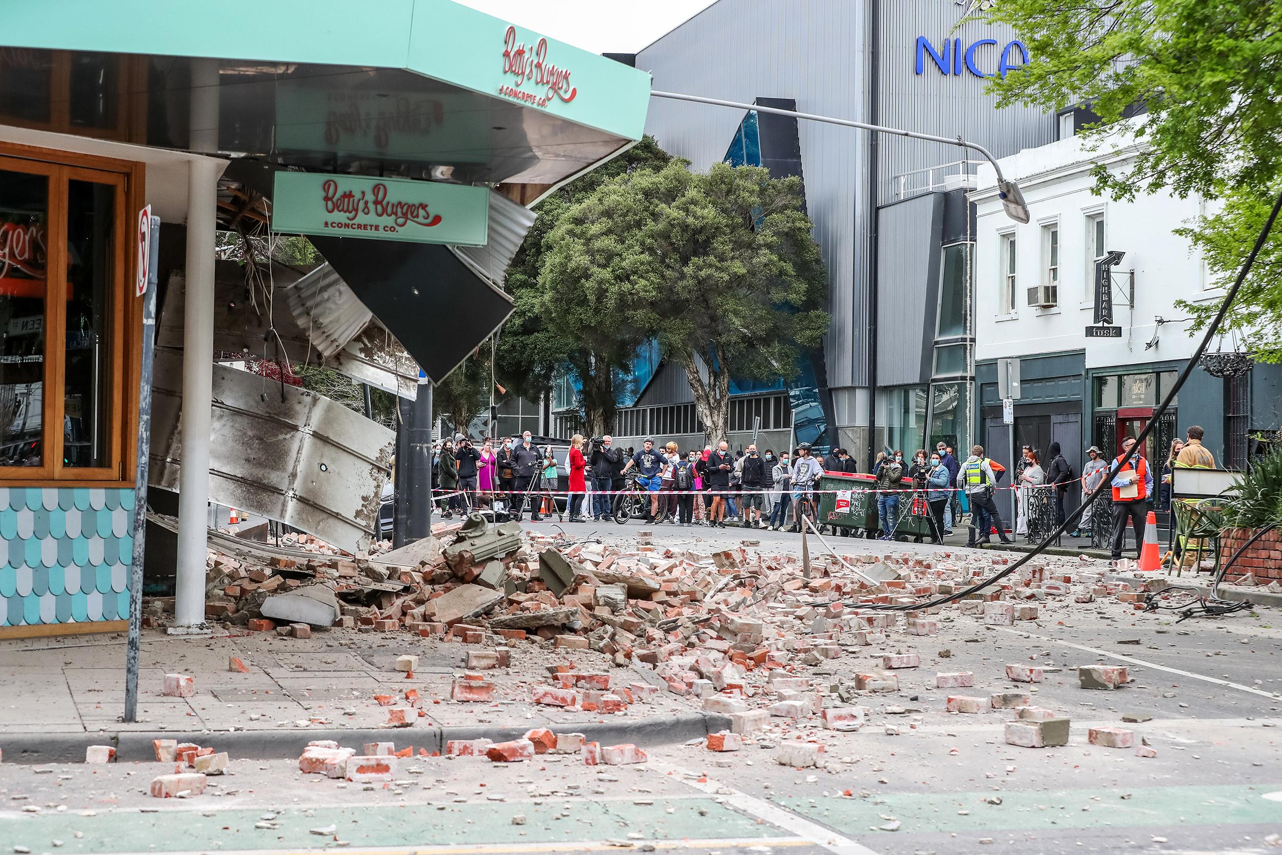 Ljudi na ulicama nakon zemljotresa - Avaz