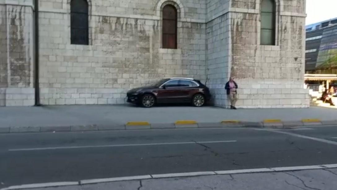 Porše parkiran uz zid crkve na Marindvoru - Avaz