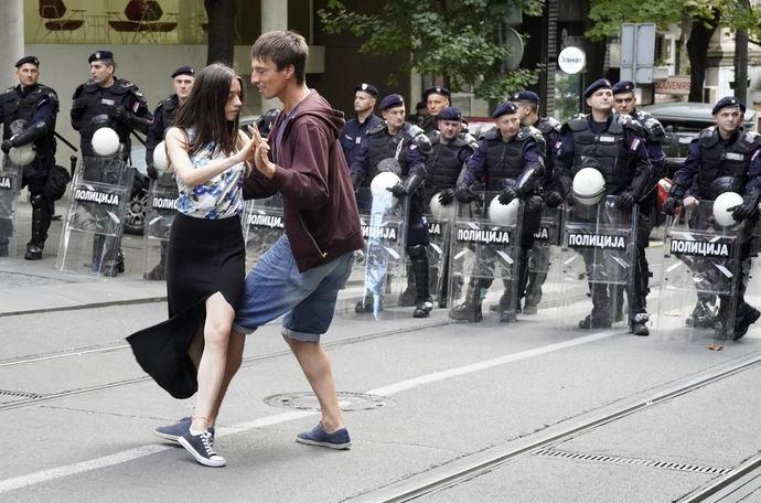 Kako su Darko i Marija oduševili sve: Stali pred kordon policije, pa zaplesali tango