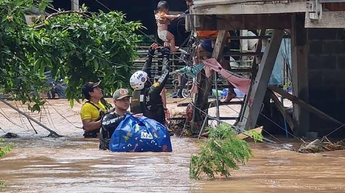 Bangkok officials have begun piling sandbags outside banks and other businesses near a canal in Thonglor, a shopping district and residential area popular with expats - Avaz