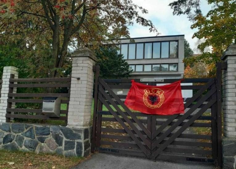 Zastava OVK na ogradi ispred Ambasade - Avaz