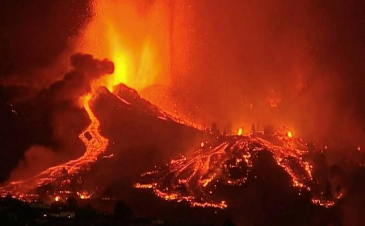 Zvaničnici su rekli da bi ulivanje lave u vodu moglo da izazove eksploziju - Avaz
