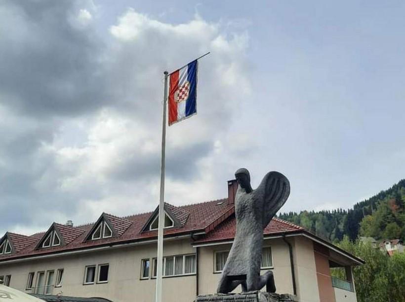Zastava ponovo ispred crkve - Avaz