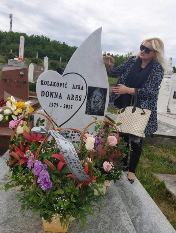 Kolaković-Čaušević na kćerkinom grobu u Bihaću - Avaz