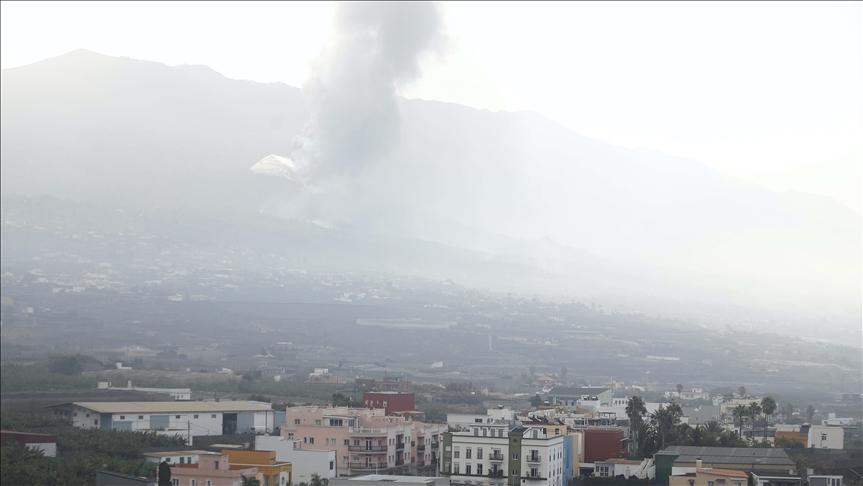 Cumbre Vieja volcano ashes blanket most of island in Spain